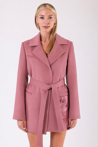Manteau en cachemire rose avec fitures en cuir