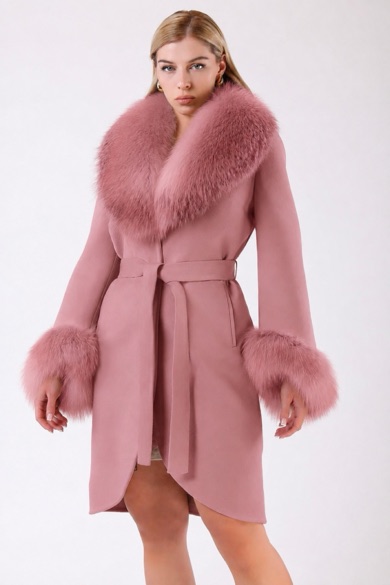 Manteau en cachemire rose avec finitions en renard