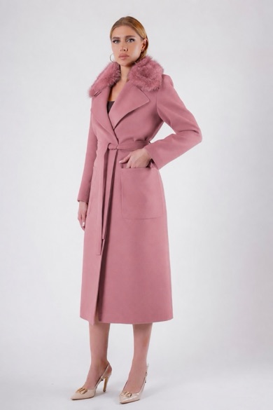 Manteau en cachemire rose avec fitures en fourrure