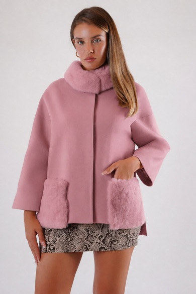 Manteau en cachemire rose avec finitions en fourrure