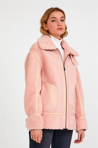 Manteau puffé rose avec garniture de peau d'agneau