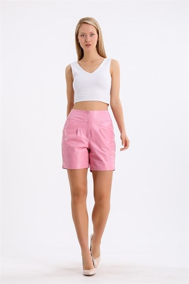 Short en cuir rose coupe régulière