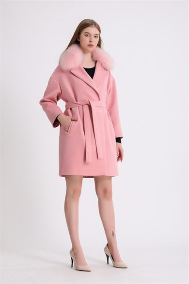 Manteau en cachemire rose avec garniture en fourrure de renard