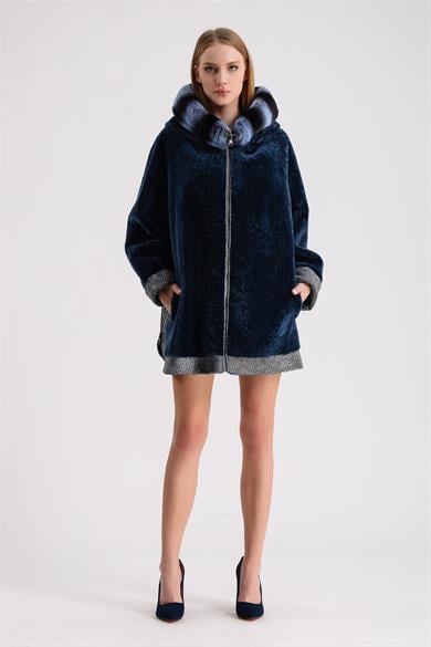 Manteau en astrakan bicolore bleu pétrole avec garniture de rex et cuir
