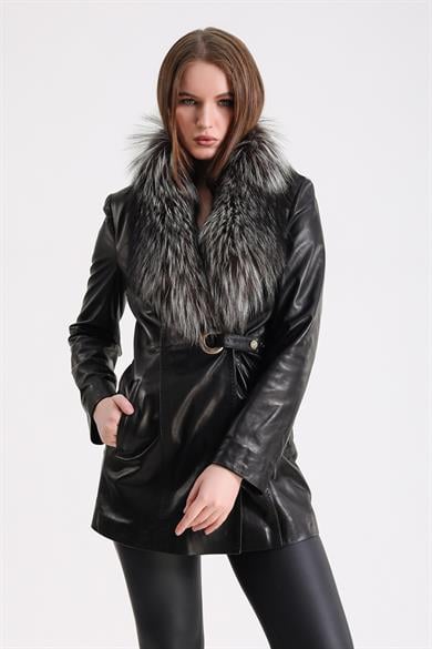Veste en cuir noir Arjante avec garniture en fourrure de renard et détail boucle latérale