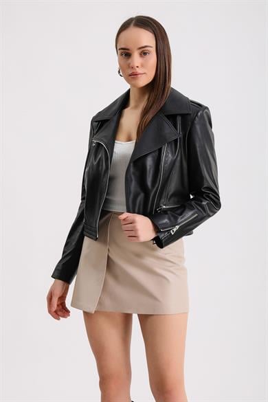 Veste en cuir noir style biker