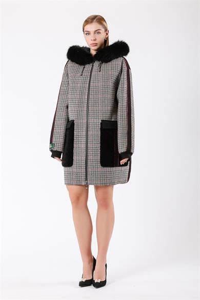 Manteau en alpaga laine noir avec texture et garniture en fourrure de renard