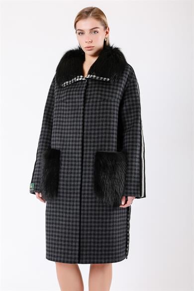Manteau en alpaga laine noir avec texture et garniture en fourrure de renard