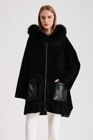 Manteau en astrakan noir réversible avec garnitures en fourrure de renard et cuir