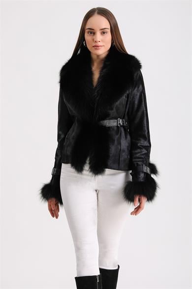 Manteau en fourrure noir avec garnitures en fourrure de renard