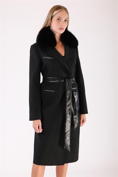 Manteau en cachemire noir avec garniture de fourrure de renard