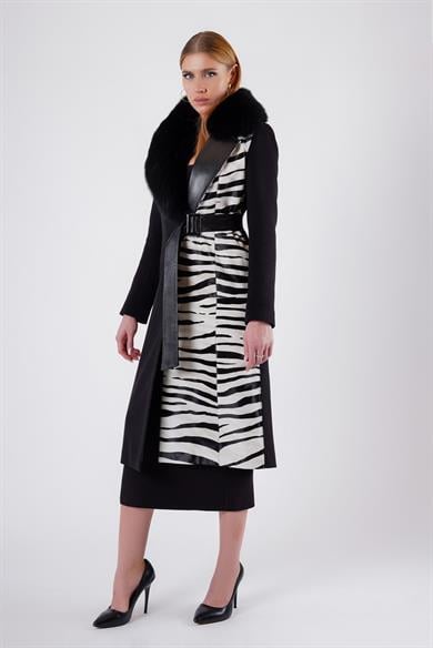 Manteau en cachemire noir avec accessoires en fourrure de renard et détails en cuir zébra