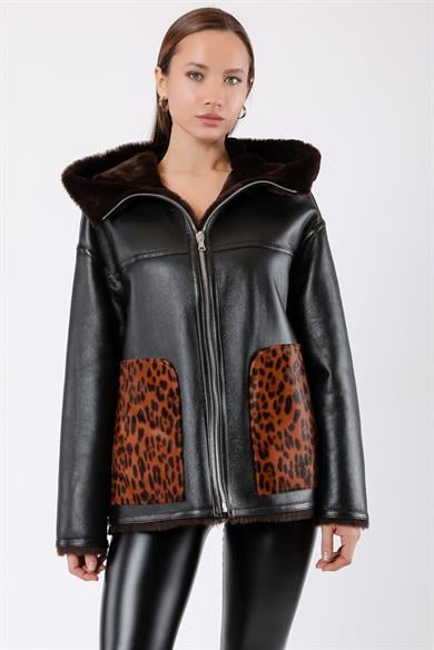 Manteau de fourrure avec garniture en cuir noir