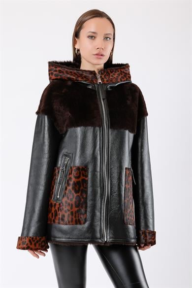 Manteau de fourrure avec garniture en cuir noir
