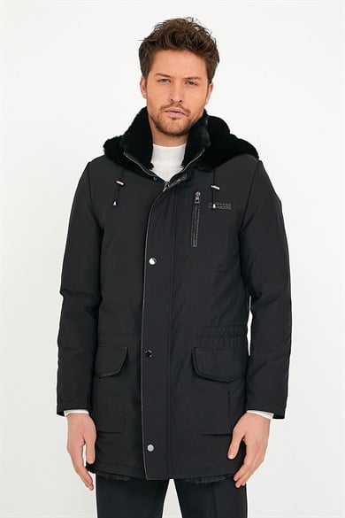 Manteau Scuba noir avec capuche doublé de peau d'agneau