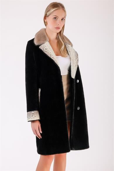 Manteau en laine noir avec garniture de fourrure et détail de cuir