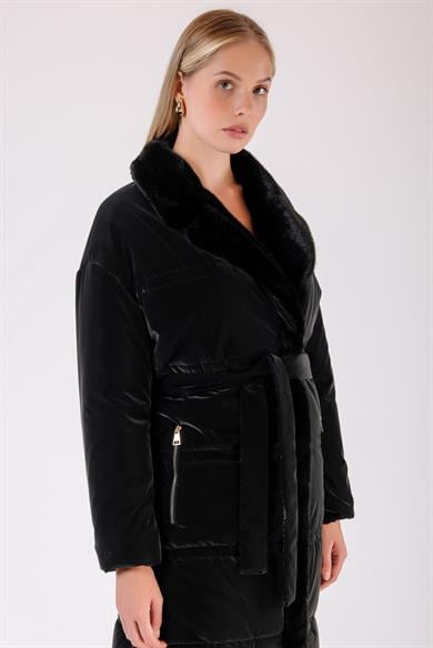 Manteau matelassé noir imperméable avec garniture de fourrure