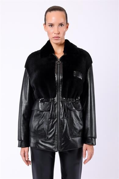 Manteau en cuir noir avec garniture fourrure