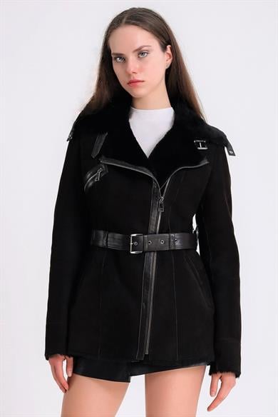 Manteau en fourrure noir avec accessoires en cuir d'agneau