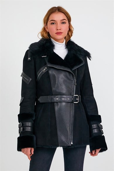 Manteau en fourrure d'agneau noir
