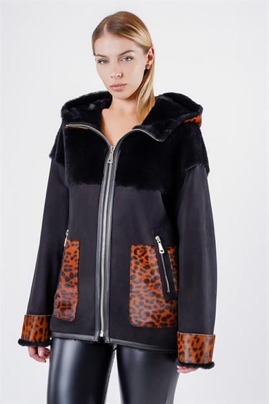 Manteau en fourrure noir avec garniture motif léopard