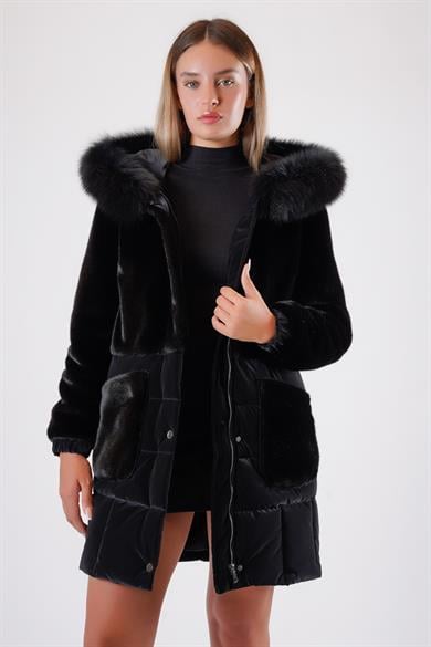 Doudoune en laine noire avec accessoires en fourrure de renard mat