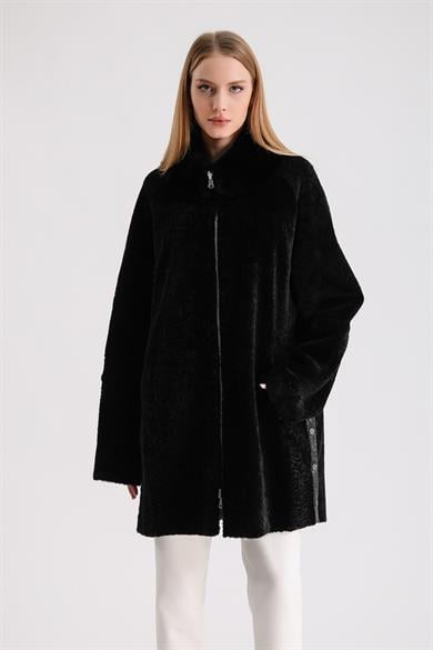 Manteau en astrakan noir avec garnitures en rex et cuir