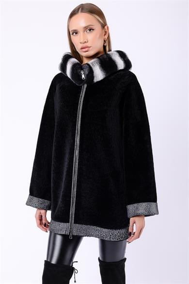 Manteau en astrakan réversible noir avec accessoires en rex et détails en cuir véritable