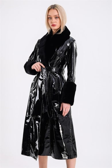 Manteau en cuir verni noir avec détails fourrure rex