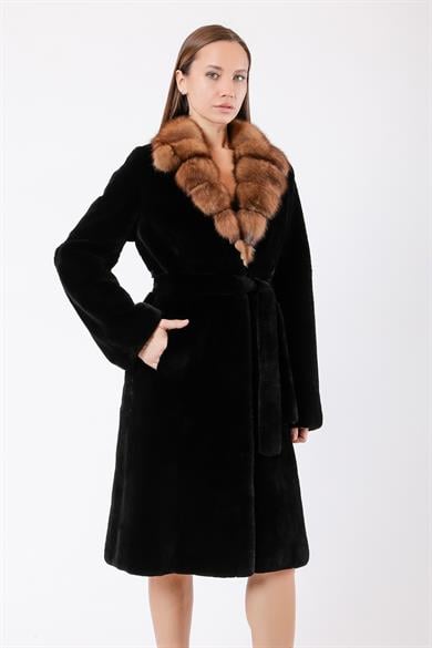 Manteau en astrakan noir avec détails en fourrure de zibeline