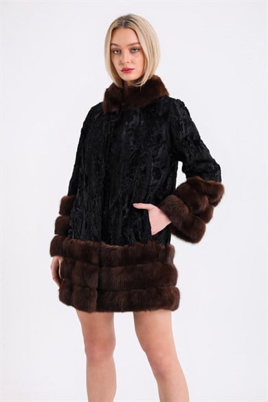 Manteau en astrakan noir avec détails zibeline