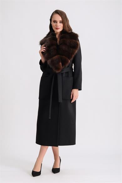 Manteau en cachemire noir avec garniture en fourrure de zibeline