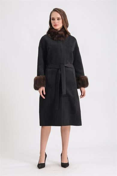 Manteau en cachemire noir avec garniture en fourrure de zibeline