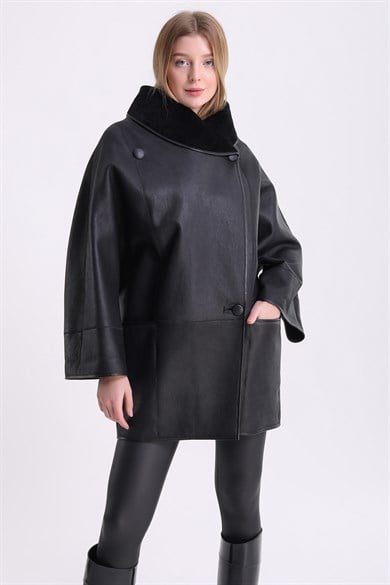 Manteau en fourrure d'agneau noir motif tigré