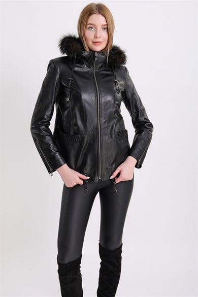 Manteau en cuir noir avec finition fourrure renard