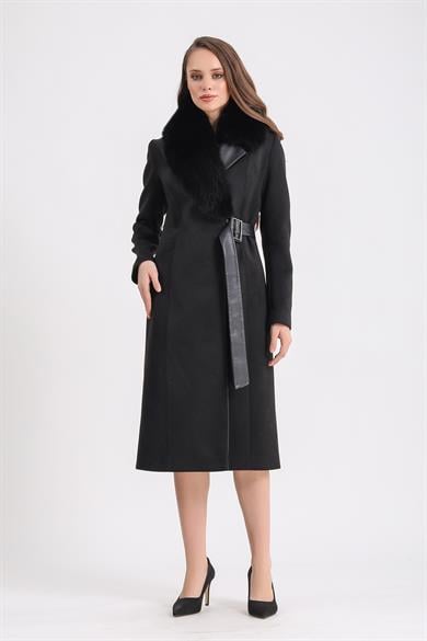Manteau en laine noir avec doublure en peau d'agneau et détails en renard