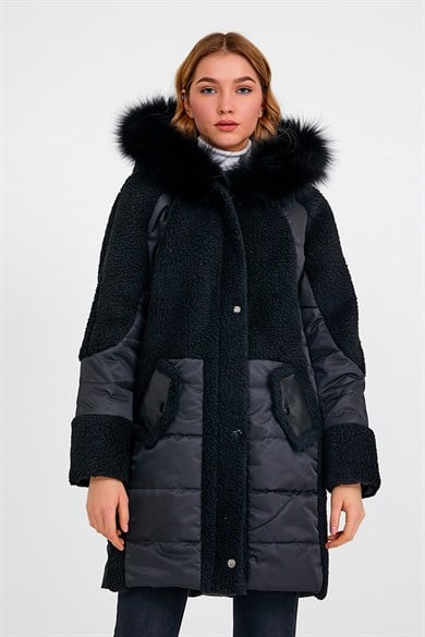 Manteau puffé noir avec garniture de fourrure de renard