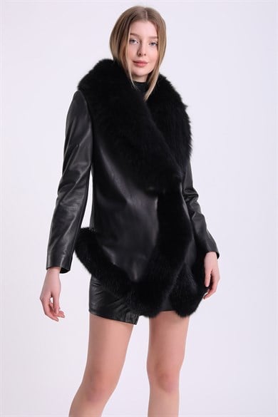 Manteau en cuir noir garni de fourrure de renard