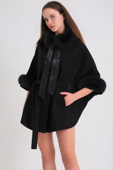 Veste pèlerine en cachemire noir avec détails renard