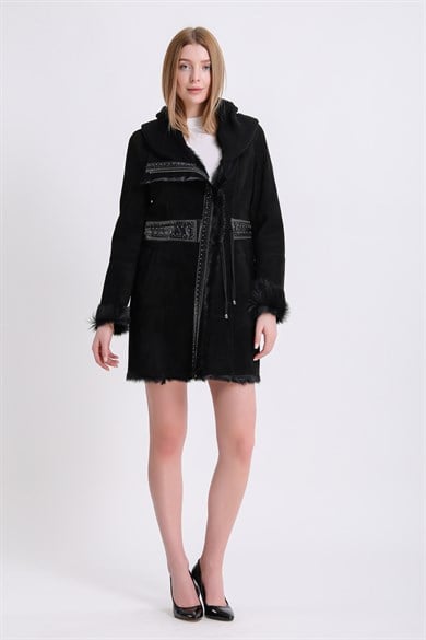 Manteau en fourrure de chèvre noire avec broderie Trok