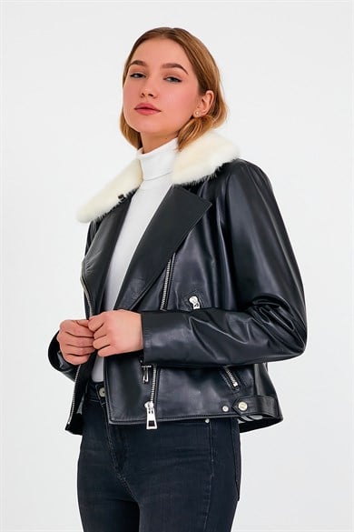 Veste en cuir noire croisée avec garniture de vison