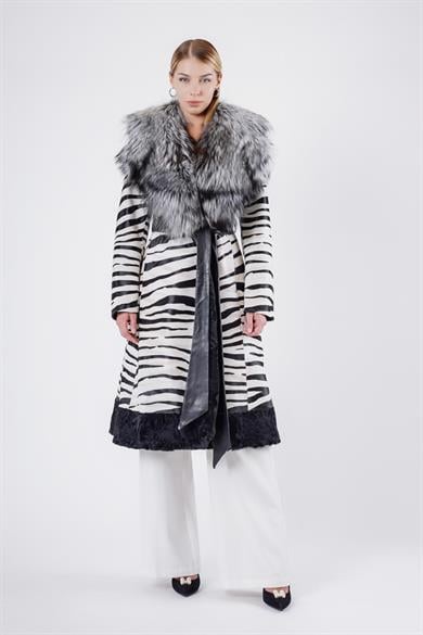 Manteau en cuir noir avec garniture en fourrure de renard blanc