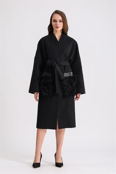 Manteau en cachemire noir avec détails en cuir de serpent et fourrure de kangourou