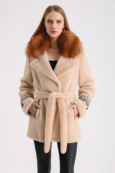 Manteau en laine saumon-beige avec garnitures en fourrure de renard doré et cuir python
