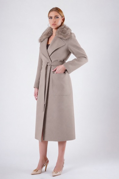 Manteau en cachemire couleur pierre avec finiture en fourrure