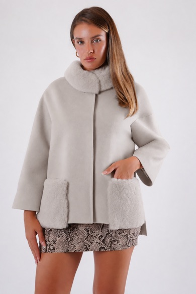 Manteau en cachemire couleur pierre avec finitions en fourrure