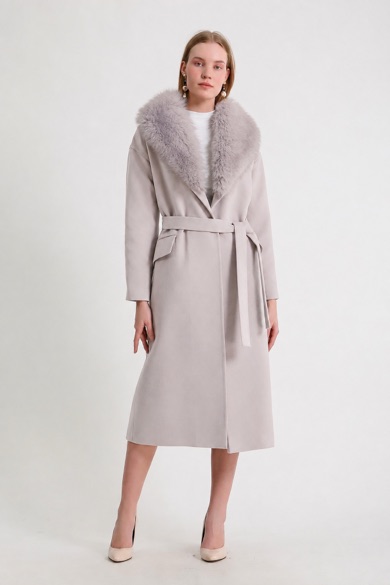 Manteau en cachemire couleur pierre avec garniture en fourrure