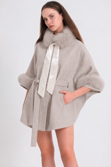 Veste cape en cachemire gris beige avec finitions en renard