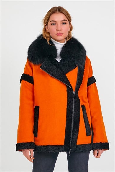 Manteau en alpaga orange et noir avec garniture de fourrure de renard