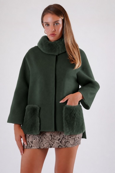 Manteau en cachemire vert avec finitions en fourrure